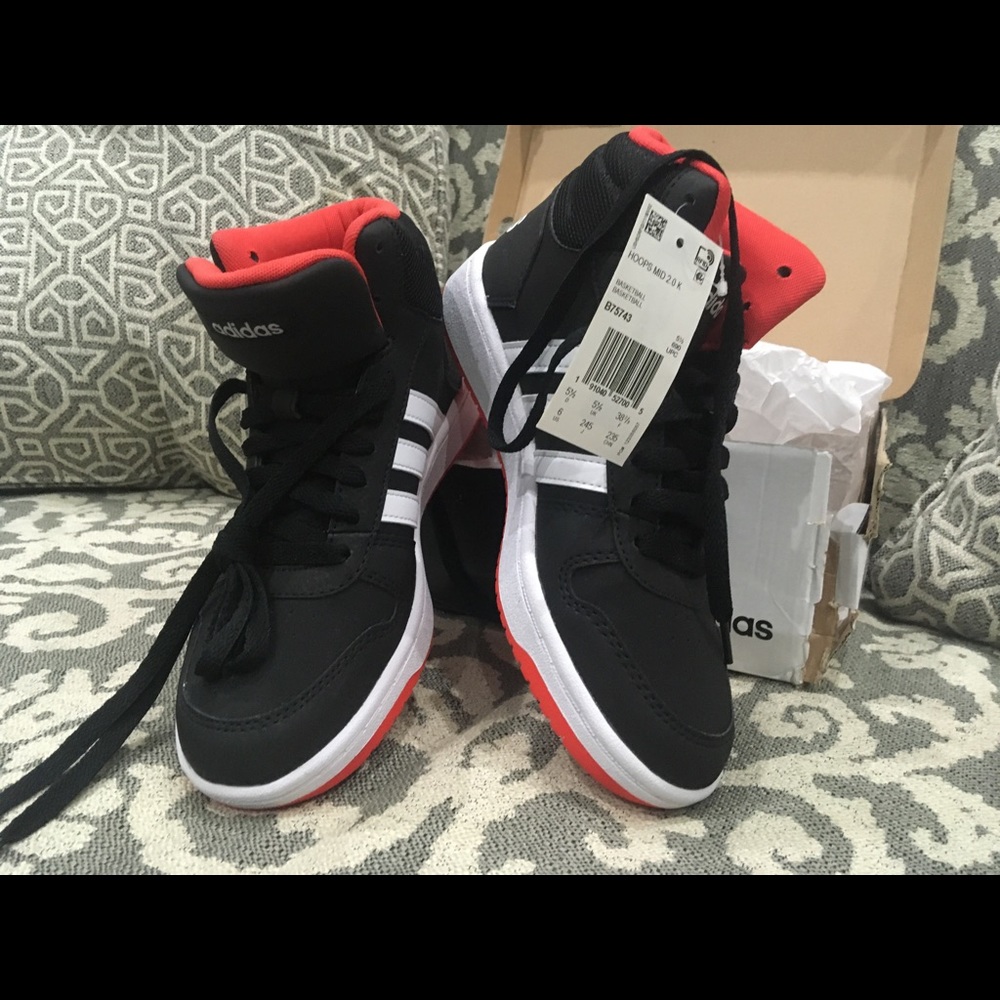 NWT Boys Adidas Basketball Sneaker Sz 6